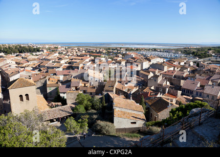 Le village de Gruissan vu du point de vue de la Tour Barberousse (Aude - France). Le village de Gruissan (Aude). Banque D'Images