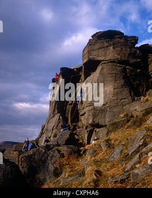 L'escalade de rocher, Stanage Edge, près de Hathersage, Derbyshire, Royaume-Uni Banque D'Images