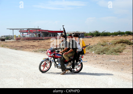 L'Armée syrienne libre, le principal groupe rebelle armé la lutte contre le président Bachar al-Assad. Azaz une ville d'environ 30 stegic Banque D'Images