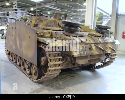 Le Sturmgeschutz III G SdKfz 142/1 est un canon d'assaut allemand utilisé pendant la seconde Guerre mondiale, connu pour sa conception blindée et son efficacité au combat. Ce véhicule est exposé dans le cadre des collections de véhicules militaires, soulignant son rôle dans la guerre blindée. Banque D'Images