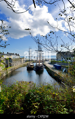 La voile carrée de la flotte des grands voiliers amarrés dans Charlestown à Cornwall Banque D'Images