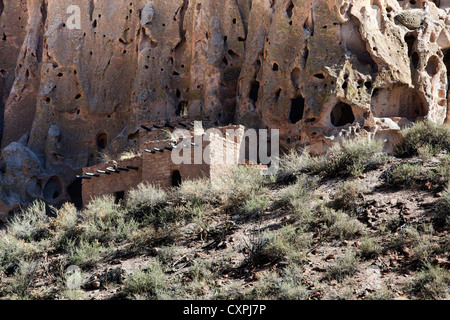 Pueblo ancestrales logements au Bandelier National Monument, Nouveau Mexique Banque D'Images