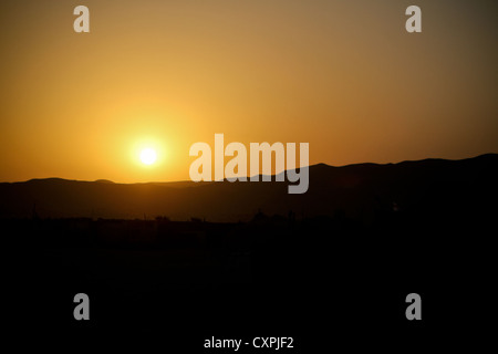 Le soleil se couche derrière les collines de Sangin, Afghanistan, par sept. 30, 2012. marines avec 1er bataillon, 7e régiment de marine, 6 équipe de combat, a été déployé dans la région de Sangin et région de la vallée de la rivière Helmand. Ils ont mené des opérations en partenariat avec les collectivités locales et les patrouilles de l'armée nationale afghane, de la police locale afghane et de la police nationale afghane de l'ordre civil. Banque D'Images