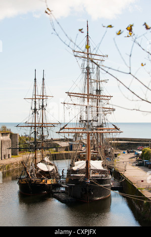 La flotte voile carrée amarré à Port de Charlestown à Cornwall Banque D'Images