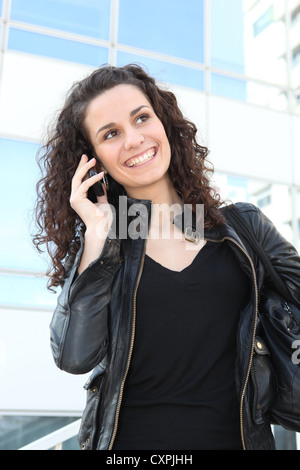 Femme portant un manteau de cuir Banque D'Images