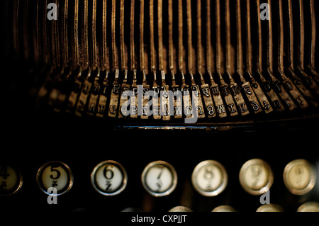 Libre d'une vieille machine à écrire lettre de types. La langue est le tchèque. Focus sélectif et de faible luminosité. Banque D'Images