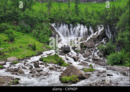 L'Siebenbrunnen Falls ('Smême Springs') près de Lenk dans le canton suisse de Berne. La source de la rivière Simme Banque D'Images