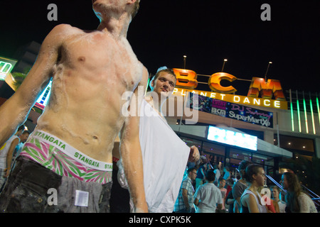 Les jeunes en discothèque BCM mousse party Magaluf Majorque Îles Baléares Espagne Banque D'Images