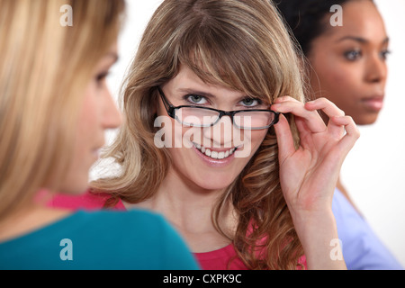 Young woman peering over ses lunettes Banque D'Images