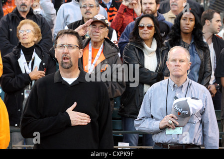 Les fans d'AT&T Park font preuve de respect pendant l'hymne national avant le match des San Francisco Giants le 6 octobre. Banque D'Images