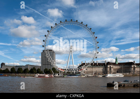 London Eye sur le côté sud de la Tamise près de la vieille County Hall et en face de l'immeuble Shell, Londres, Angleterre, Royaume-Uni. Banque D'Images