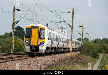 Le train Stansted express, exploité par National Express East Anglia, voyageant dans la campagne anglaise. Banque D'Images