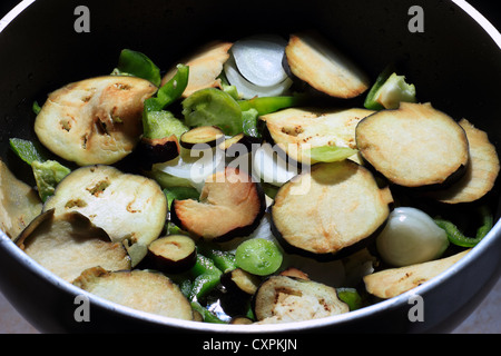 Détail de la cuisson des légumes dans la casserole Banque D'Images