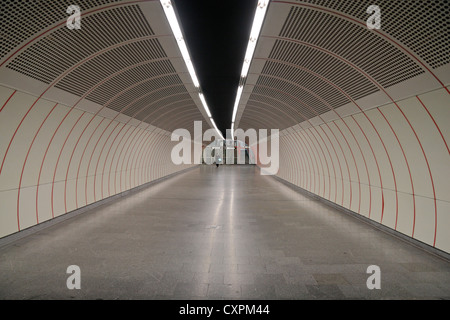 Un long tunnel comme section (menant à une sortie) de la station de métro Westbahnhof/station de métro à Vienne (Wien), l'Autriche. Banque D'Images