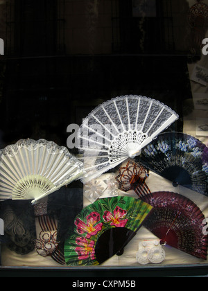 Des fans espagnols, abanicos en exposition de Séville. Andalousie, Espagne Banque D'Images