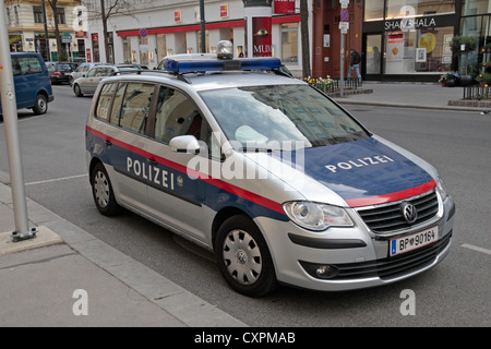 Une voiture de police (Polizei) stationné à Vienne (Wien), l'Autriche. Banque D'Images