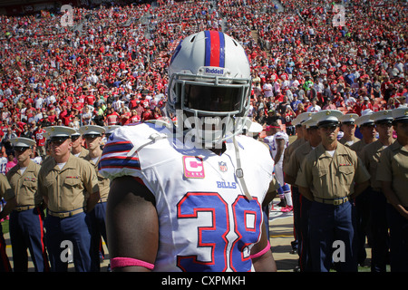 Buffalo Bills fullback corey mcintyre montre son jeu face à l'avant de marines servant avec la 13e Marine Expeditionary Unit juste avant le chant de l'hymne national à Candlestick Park, oct. 7, 2012. marines des États-Unis, les marins, les gardes côtes et les membres de la marine royale canadienne ont marché sur le terrain pour saluer pendant le chant de l'hymne national. Le service ont reçu une ovation comme ils ont quitté le terrain. Banque D'Images