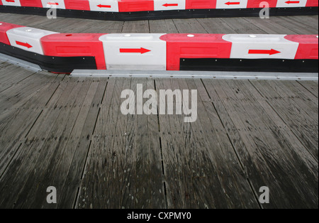 Les flèches de direction sur la piste de karting. Banque D'Images
