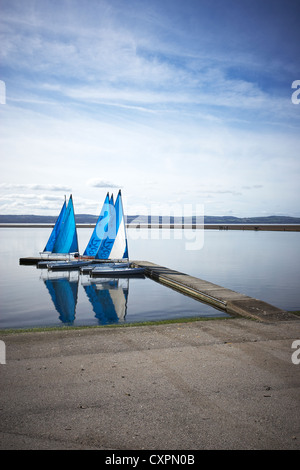 Bateaux à voile sur le lac marin dans la région de West Kirby Wirral UK Banque D'Images