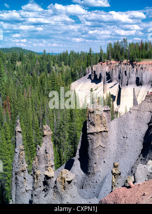 Les pinacles à Crater Lake National Park, Oregon Banque D'Images