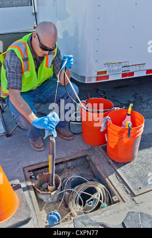 Préparation de l'abaissement du technicien 'pump' de la vessie pour contrôler la contamination des eaux souterraines. Banque D'Images