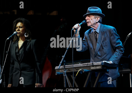 Leonard Cohen joue la pyramide sur scène le dernier jour de la Glastonbury Festival 2008. Digne ferme, Pilton, Somerset, UK Banque D'Images