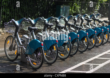 Un service de location de vélos à l'une des stations de Dublinbikes, Dublin, Irlande, Europe. Banque D'Images