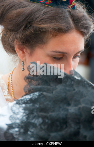 Portrait d'Arlésienne femme vêtue de vêtements traditionnels à la Fete des Gardians festival dans la ville romaine d'Arles, Provence, France Banque D'Images