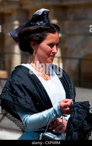 Arlésienne en costume traditionnel lors de la Fete des Gardians festival dans la ville romaine d'Arles, Provence, France Banque D'Images