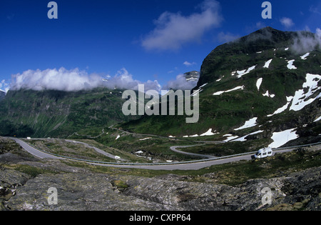La Norvège, Vestlandet, la route en baisse vers Geirangerfjorden. Banque D'Images
