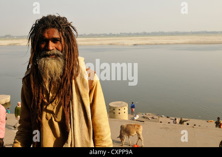 Asie Inde Uttar Pradesh Varanasi Portrait d'un sadhu hindou ascétique ou Banque D'Images