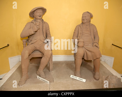 Sculptures en grès de boire buddies Tam O' Shanter & Souter Johnnie, Burns Monument Alloway. 8621 SCO Banque D'Images