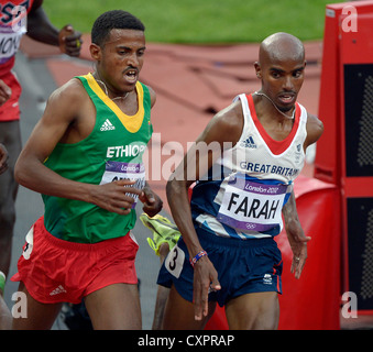 La Grande-Bretagne Mohamed Farah (à droite) batailles avec de l'Éthiopie Hagos Gebrhiwet. Banque D'Images