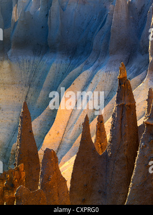 Répondre à pinacles rétroéclairé Lake National Park, Oregon, les spires vu avec la première lumière Banque D'Images