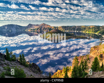 La réflexion des nuages gonflés, le lac du cratère et de l'île de l'Assistant. Crater Lake National Park, Oregon Banque D'Images