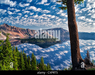 La réflexion des nuages gonflés, le lac du cratère et de l'île de l'Assistant. Crater Lake National Park, Oregon Banque D'Images