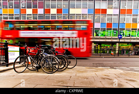 Le London bus rouge en passant par le quartier de Notting Hill avec des vélos sur le garde sur le Tube Station Banque D'Images