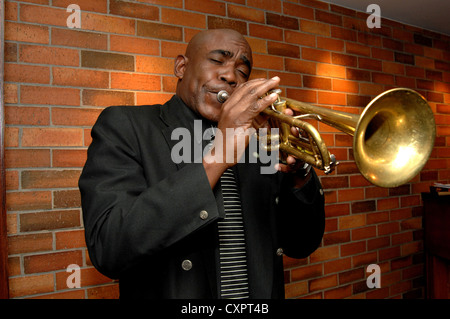 Musicien cubain jouant dans une discothèque Banque D'Images