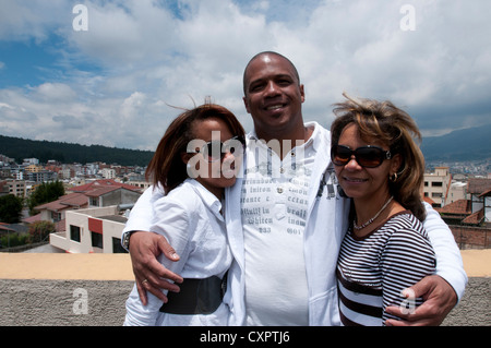 Groupe d'amis se sont réunis sur le toit d'un bâtiment Banque D'Images