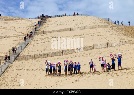 Les gens de Siblu organisation dans la lutte contre le cancer dans la célèbre Dune du Pyla, le 8 août 2012 à Pyla sur Mer, France. Banque D'Images