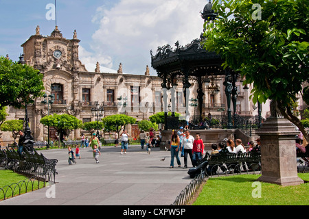 Le Guadalajara Plaza de Armas et Palacio de Gobierno (Palais du Gouvernement) avec pavillon de fer de Paris à la droite Banque D'Images