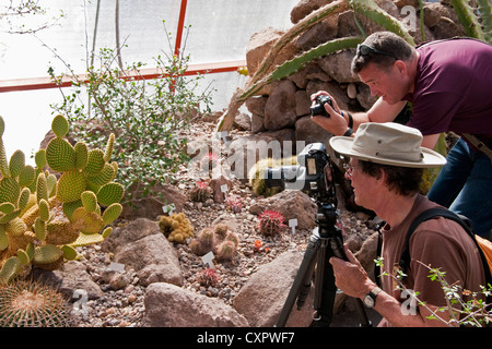 San Miguel de Allende, El Charco del Ingenio réserve naturelle avec des photographes dans le jardin botanique Banque D'Images