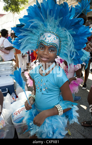 USA : Brooklyn, New York. Caraïbes Kiddies Day Parade, Crown Heights. Fille en bleu, costume à plumes, 2012. Banque D'Images