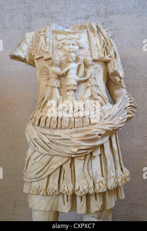 Statue de l'homme dans l'amour dans le musée archéologique, l'ancienne Corinthe Corinthe, municipalité, région du Péloponnèse, Grèce Banque D'Images