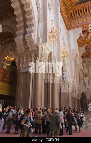 Les pèlerins en mosquée Hassan II, Casablanca, Maroc Banque D'Images