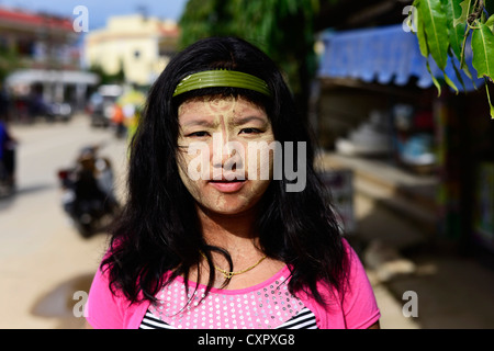 Une jeune fille portant des Birmans Thanaka maquillage Poudre jaune ( ) sur son visage. Banque D'Images