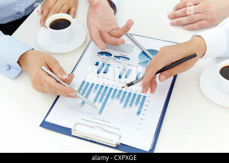 Image de la main de l'homme avec plus de stylos business document à la réunion Banque D'Images