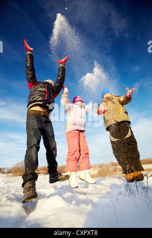 Enfants joyeux dans winterwear heureux d'avoir du temps à l'extérieur Banque D'Images