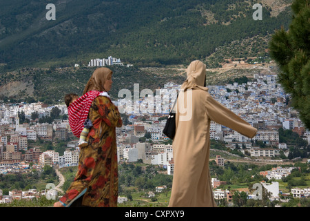 Femme col par Chefchaouen au Maroc, les montagnes Riff Banque D'Images