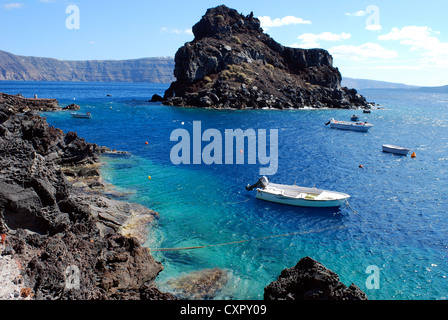 Bateaux amarrés à la baie d'Amoudi ci-dessous la ville d'Oia, sur l'île de Thira, Santorin, Grèce, Europe Banque D'Images